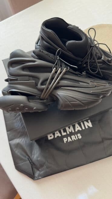 Botinkalar: Balmain brendinə məxsus qara rəngli uniseks krossovkalar. Bu idman — 2
