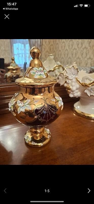 dekor qab: Qızılı rəngdə, qapaqlı dekorativ şüşə qab (bomboniera). - Material — 3