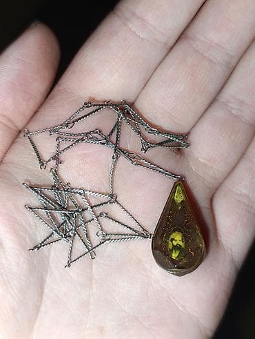 Zəncirli asma kolye - Material: metal zəncir, damla formalı şəffaf