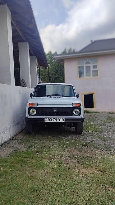 niva oturacaqlari: LADA Niva (VAZ 2121) – ağ rəngli, 3 qapı, AZ nömrə nişanı 90-ZN-919 — 4
