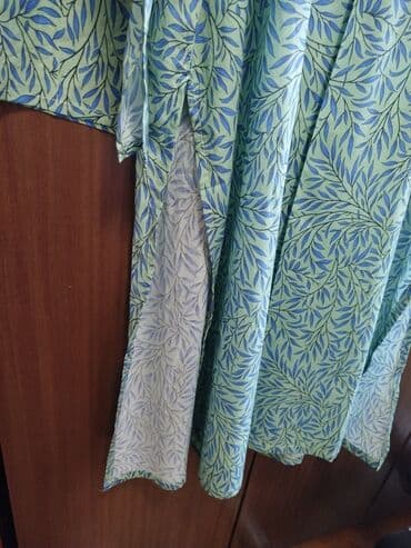 bine qadın geyimleri instagram: Açıq yaşıl fonda mavi yarpaq naxışlı uniseks uzunqol kaftan. Rahat — 2