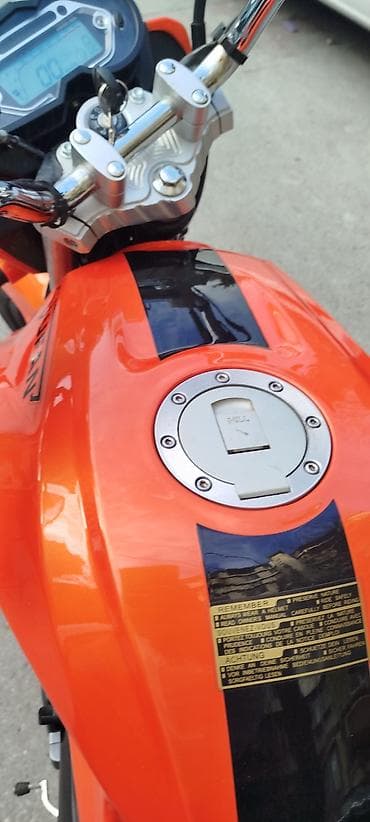 zaza moped: Motosiklet – narıncı rəngli, şəhər və qısa məsafələr üçün rahat — 3