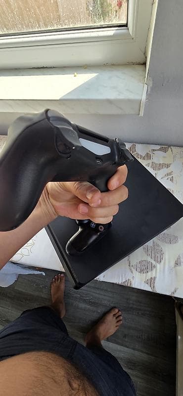 pixel 4: PlayStation 4 (PS4) Slim komplekt - Konsol: PS4 Slim, qara rəng — 1
