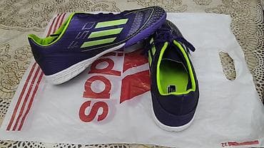 Məhsul: İdman ayaqqabısı (futbol/futsal üçün) - Brend üslubu: üç