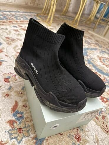 gün eynekleri: Balenciaga Speed Trainer tərzində qara “sock-sneaker” tipli ayaqqabı — 1