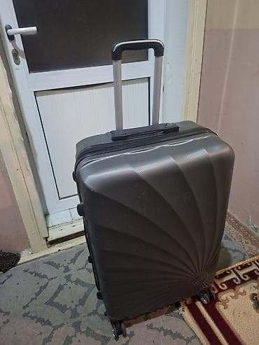 Sərt korpuslu səyahət çantası (təkərli, teleskopik tutacaqla) satılır