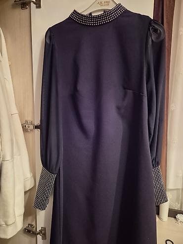 Tünd lacivərnə yaxın rəngdə zərif qadın donu. Dizayn: düz kəsim, uzun