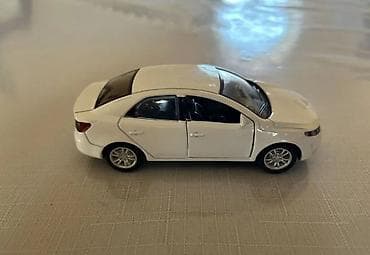 alcatel pop c7 7040a: Ağ rəngli sedan tipli metal oyuncaq avtomobil maketi - Korpus — 5