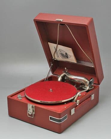 Nadirən rast gəlinən qırmızı rəngli Molot patefonu satılır. Korpus
