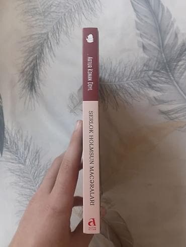 kitab şkafı: Məhsul: Kitab – “Şerlok Holmsun Macəraları” Müəllif: Artur Konan Doyl — 1