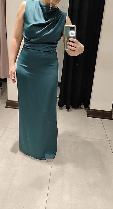 Zümrüd-yaşıl rəngdə, uzun ziyafət paltarı. - Parıltısı yüngül olan