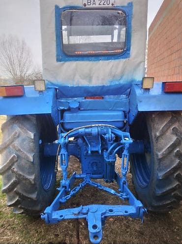 maşın satısı: Mavi rəngdə təkərli kənd təsərrüfatı traktoru Xüsusiyyətlər: - — 6