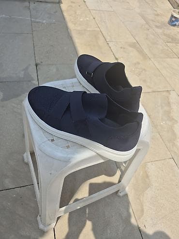 - Rəng: tünd göy (navy), ağ altlıq - Model: bağsız/slip-on; üst