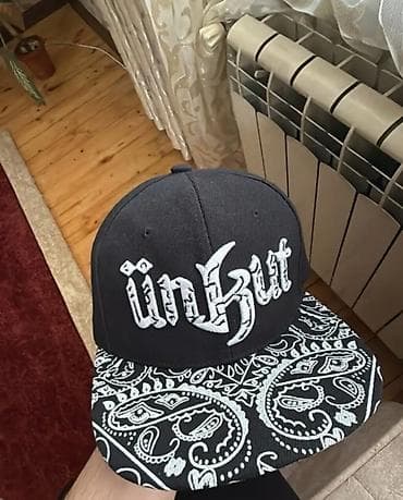 Unkut snapback papaq - Brend loqolu ön hissə: “ünKut” iri, relyefli