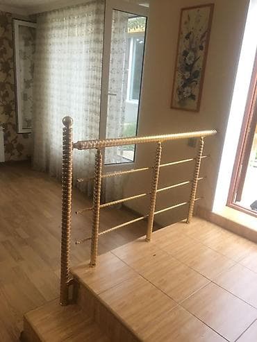 Qızılı rəngdə dekorativ məhəccər – interyer üçün şıq və etibarlı həll