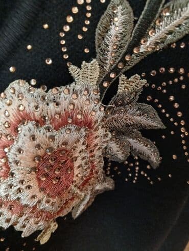 gul hicab instagram: Naxışlı qadın kardiganı. Qara rəngdədir və üzərində güllü naxışlar — 10