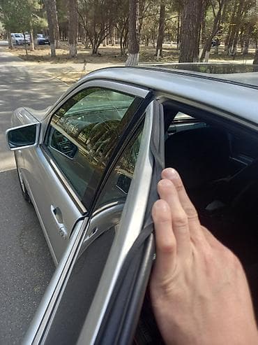 Mercedes-Benz E-Class: 2 l | 1997 il Sedan — 4