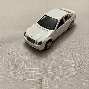 dvd disk: Ağ rəngli mini avtomobil modeli (sedan) - Korpus: realistik — 1