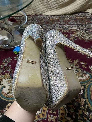 elle ayaqqabi: Mücrü daşlarla tam örtülmüş qadın platformalı hündürdaban tufli. - — 3