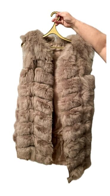 qadın xəz papaqları: Qadın üçün süni kürk jilet - Rəng: açıq qəhvəyi/taupe - Model — 1