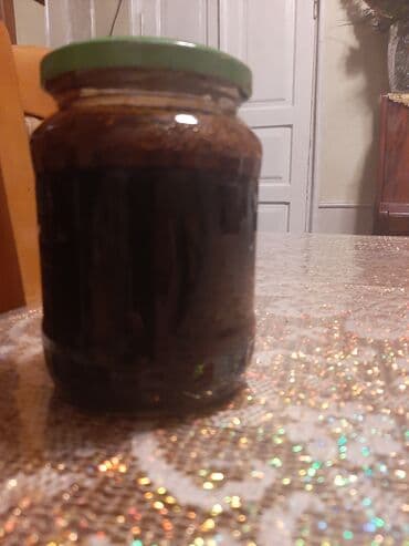 təbii bal: Tünd rəngli, şirin və təbii bal, şüşə bankada təqdim olunur. Bankanın — 1