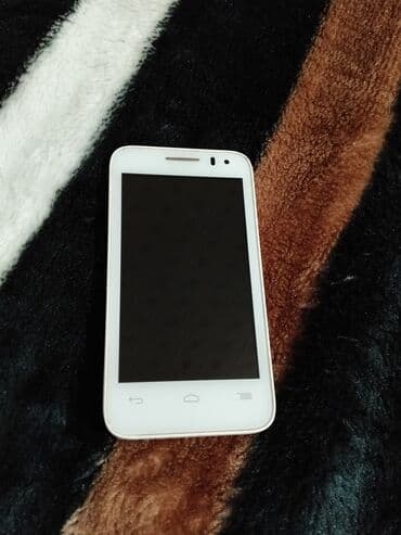 Telefon və aksesuarlar dəsti - Qırmızı rəngli sadə düyməli telefon