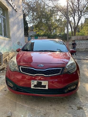 Kia Rio sedan – qırmızı rəng - Kuzov: 4 qapılı sedan, parlaq qırmızı
