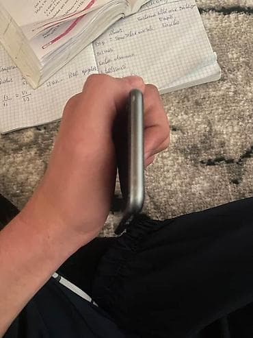 honor 60 se: IPhone 8, 64 GB — 6