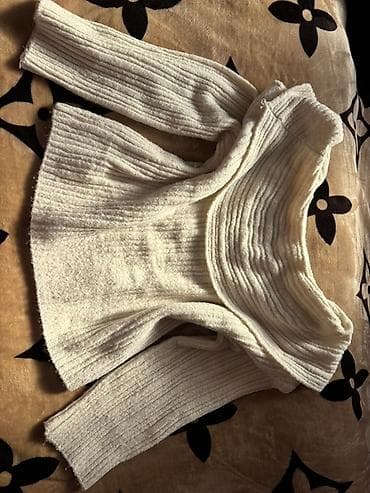 qadin penceyi: Ağ rəngli, qabarıq toxumalı trikotaj qadın sviteri. Model — 2