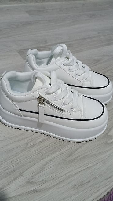 ayaqqabı qadin: Qadın idman ayaqqabısı. ölçü səhv gəldiyi üçün dəyərindən aşağı — 1