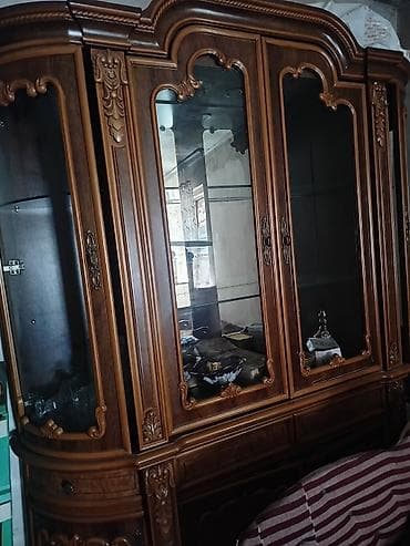servan: Klassik üslubda vitrinli qonaq otağı servantı Zərif oyma naxışlarla — 1