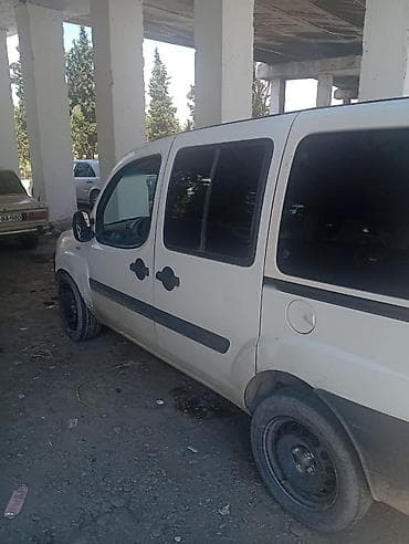 qosqular satisi: Fiat Doblo, ağ rəngli, 5 qapılı miniven/furqon. Xüsusiyyətlər: - — 3