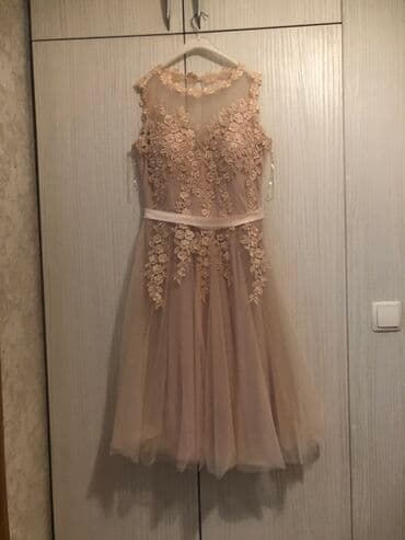 çiçəkli ətəklər: Zərif kokteyl/gecə geyimi – açıq şaftalı/bej rəngində. - Model — 1