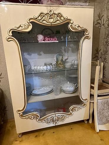 qonag otagi mebel: Klassik üslubda vitrin-bufet - Rəng: krem, qızılı naxış və relyef — 1