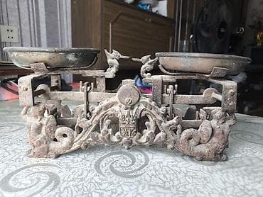 Antik ikiqablı mexaniki tərəzi - Material: tökmə metal gövdə və metal