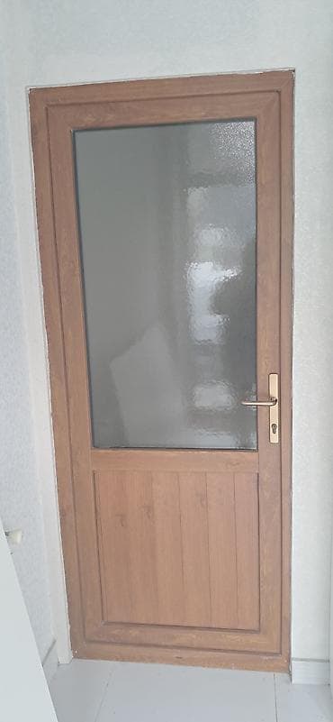 Taxta görünümlü şüşəli qapı - Material: ağac teksturalı çərçivə