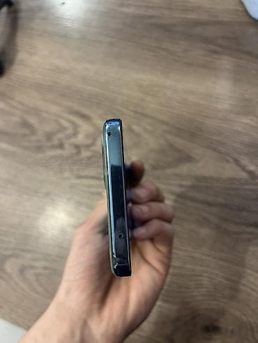 telefon qutuları: Smartfon – şüşə ön panel, düz kənarlı korpus, mərkəzdə deşikli ön — 4