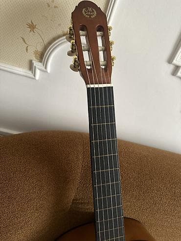 gitara balaca: Klassik gitara – 4/4 ölçü - Korpus: parlaq açıq rəngli üst lövhə — 5