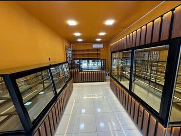 mağaza vitrinləri: Qara rəngli alüminium çərçivəli, şüşə qapılı soyuducu vitrin — 1