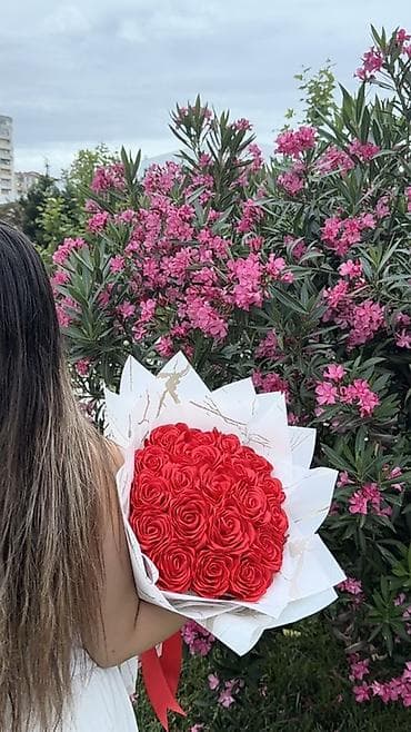 lego gul: Qırmızı güllərdən ibarət bükme buket - Tərkib: sıx formada düzülmüş — 3