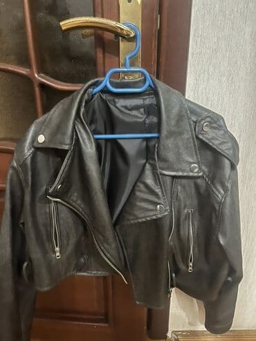 Qadın şalvarları: Qara rəngli qısa model dəri görünümlü biker gödəkçə. Xüsusiyyətlər: - — 2