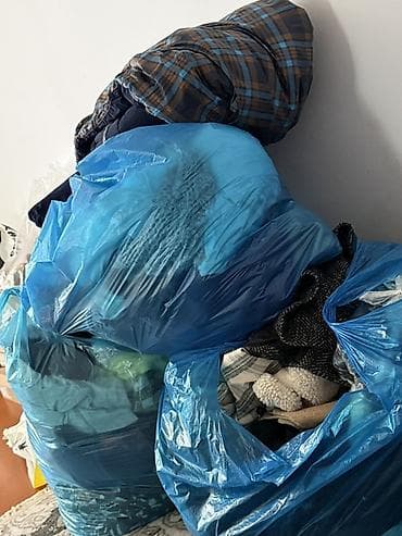 ikinci əl paltarlar: Qarışıq geyimlərlə dolu böyük paketlər Məhsul təsviri: - Bir neçə iri — 1