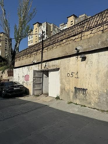 qobuda kiraye ev: Obyekt/anbar sahəsi 250 kv.m - Giriş: geniş ikitaylı metal qapı — 2