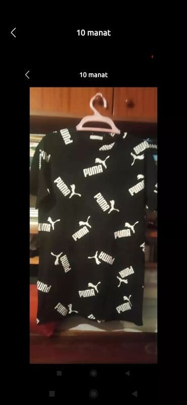 almaniyada saat neçədir: Qadın geyimləri və bir kişi T-shirtü - Qara kişi T-shirtü: üzərində — 1