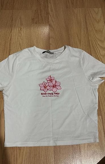 Ağ rəngli qısa qollu T‑şört. - Ön hissədə çəhrayı çiçək illüstrasiyası