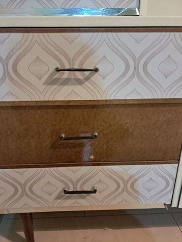 Rəflər, etajerkalar: Retro bufet/vitrin şkaf Metalkənarlı tutacaqlar, konus formalı taxta — 2