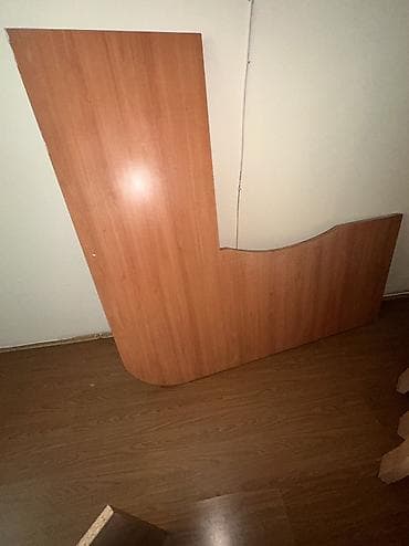 Hissələrə ayrılmış ofis mebeli və 2 ədəd stul.Razılaşma yolu ilə