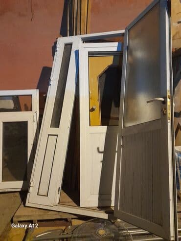 islenmis qapi pencere: Hündürlüyü 2m eni 1m super bir
qapi. Lazim olan zəng vursun — 2