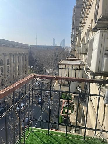 Bakının mərkəzində, Zərifə Əliyeva küçəsində, paraşüt (saat) qulləsi — 10