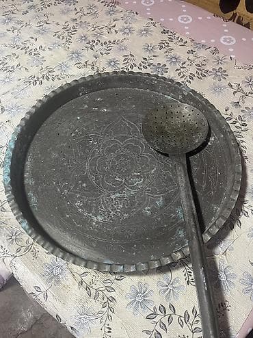 ana ve bala sekilleri: Məhsul: Qədimi Mis sini və dəlikli mis kepçe dəsti Təsvir: - Əl işi — 1